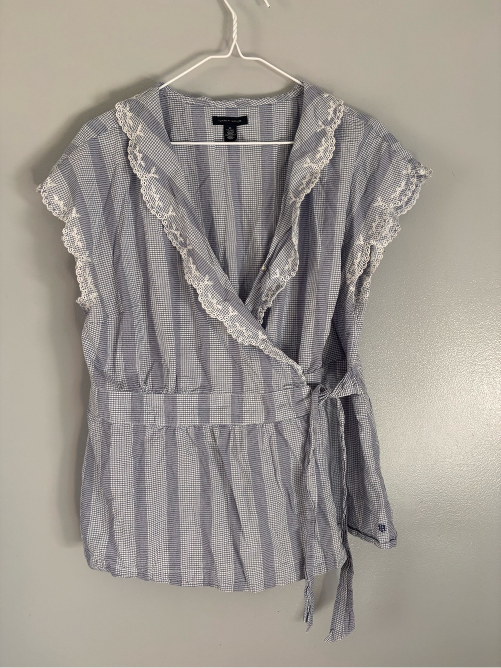 Tommy Hilfiger Women’s XL Blue White Gingham Wrap V-Neck Blouse tie.